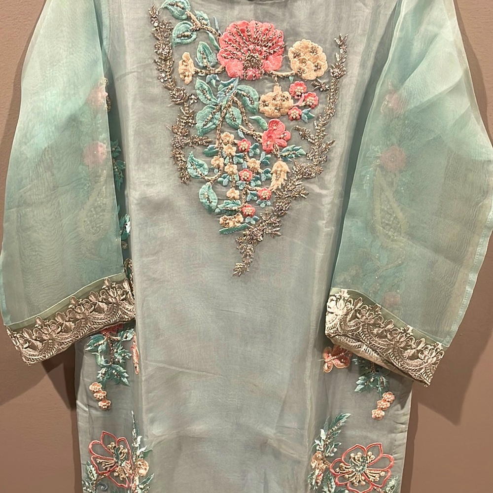 Agha Noor - Picture 3 of 5